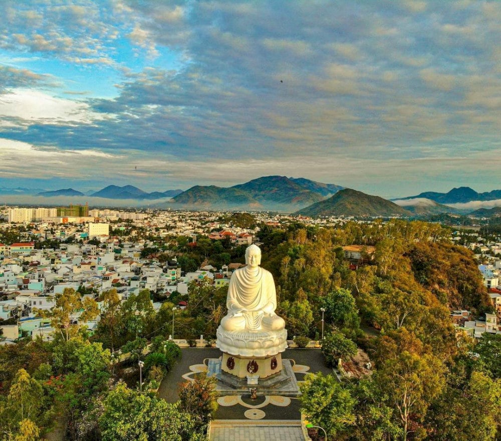 Visitors to Long Son Pagoda should pay attention to small notes to make the journey more complete and respectful